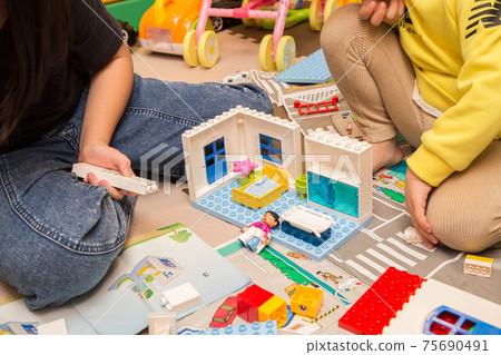 孩子們在一個凌亂的房間裡玩積木 75690491