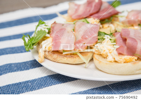 English muffins of mizuna and bacon 75690492