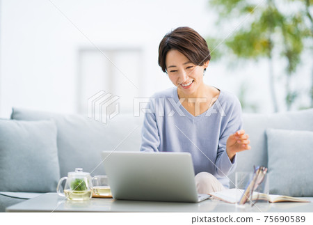 Telework female 75690589