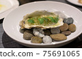 Raw oyster with lemon jelly 75691065