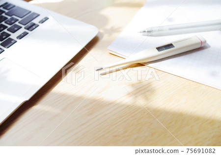 溫度計,計算機,口罩和書寫用具在家裡 溫度計,計算機,口罩和書寫用具在家裡 75691082