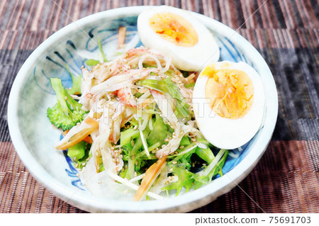 家常和鄉村自製的“水蔬菜和蟹肉棒沙拉”水彩風格 家常和鄉村自製的“水蔬菜和蟹肉棒沙拉”水彩風格 75691703