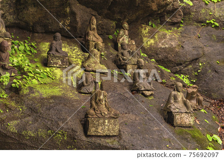 [千葉縣野吉里山]大野神野郎在野吉里山上發現的，圍繞著西貢觀音的羅漢佛像。 75692097