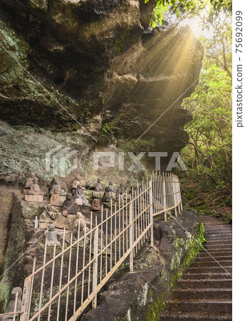 [千葉野吉里山]大野神社（Jingoro Ohno）在野吉里山上創建的西貢觀音佛像，以及在雨中畫下的樓梯。 75692099