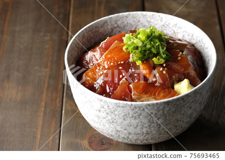 Two-color pickled bowl of tuna and salmon 75693465