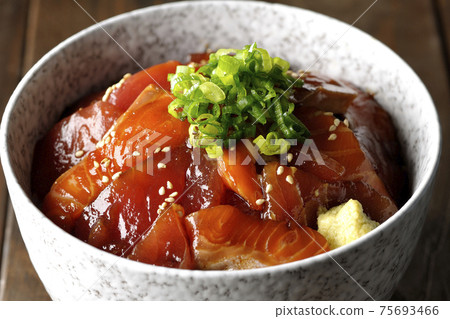 Two-color pickled bowl of tuna and salmon 75693466