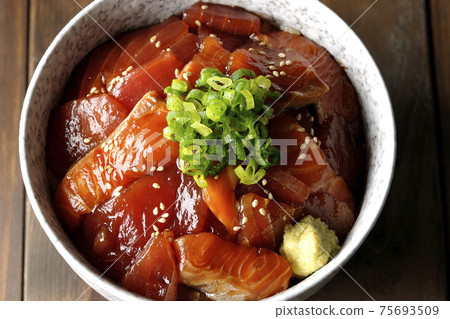 Take a bird's-eye view of a two-color pickled bowl of tuna and salmon Take a bird's-eye view of a two-color pickled bowl of tuna and salmon 75693509
