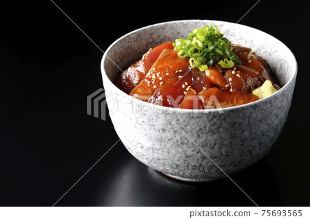 金槍魚和鮭魚的兩色醃製的米飯碗在黑色背景上射擊 75693565
