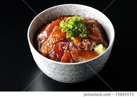 金槍魚和鮭魚的兩色醃製的米飯碗在黑色背景上射擊 金槍魚和鮭魚的兩色醃製的米飯碗在黑色背景上射擊 75693573