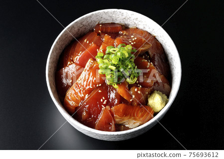 在黑色背景上拍攝了兩色碗的金槍魚和鮭魚（頂視圖） 75693612