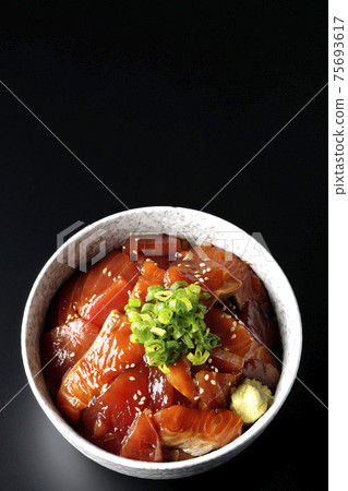 Photographed a two-colored bowl of tuna and salmon on a black background (overhead view) Photographed a two-colored bowl of tuna and salmon on a black background (overhead view) 75693617