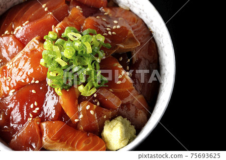 Photographed a two-colored bowl of tuna and salmon on a black background (overhead view) Photographed a two-colored bowl of tuna and salmon on a black background (overhead view) 75693625