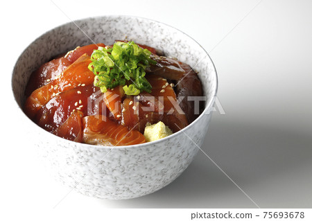 Two-color pickled rice bowl of tuna and salmon taken on a white background 75693678