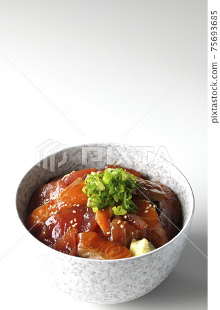 Two-color pickled rice bowl of tuna and salmon taken on a white background Two-color pickled rice bowl of tuna and salmon taken on a white background 75693685