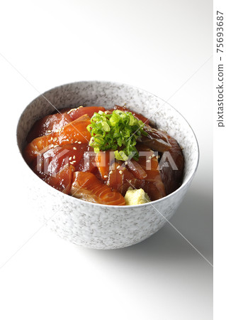 Two-color pickled rice bowl of tuna and salmon taken on a white background Two-color pickled rice bowl of tuna and salmon taken on a white background 75693687