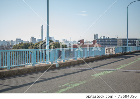 正在重塗的Shiniwabuchi水門通道/東京都北區Shimo 正在重塗的Shiniwabuchi水門通道/東京都北區Shimo 75694350