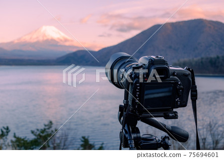 單鏡頭反光相機,可捕捉落日的天空和富士山 單鏡頭反光相機,可捕捉落日的天空和富士山 75694601