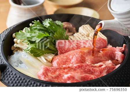 Pour the warishita into a sukiyaki pot Pour the warishita into a sukiyaki pot 75696350