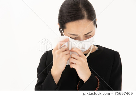 A woman in mourning dress, a mask that wipes tears 75697409