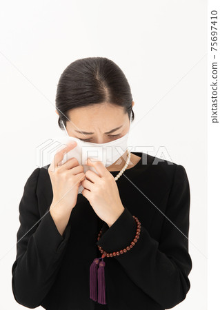 一個穿著哀悼服的女人，一個擦乾眼淚的面具 75697410