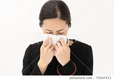 A woman in mourning dress, a mask that wipes tears 75697411