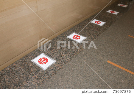 Measures against new corona infection in front of the building elevator Measures against new corona infection in front of the building elevator 75697876