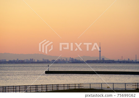 從黃昏的千葉川海灘眺望天空樹（千葉市美濱區） 75699162