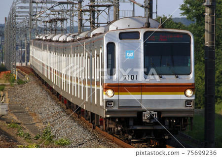 通過東武東上線的地鐵福壽神線7000系列(F班輪) 通過東武東上線的地鐵福壽神線7000系列(F班輪) 75699236