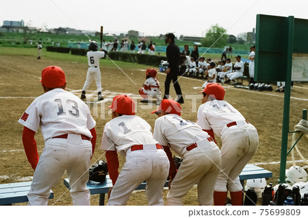 在河床2上打棒球的男孩 在河床2上打棒球的男孩 75699809