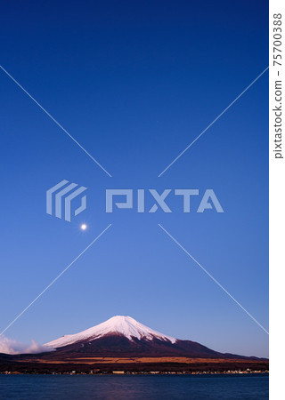 富士山在滿月和滿月 富士山在滿月和滿月 75700388