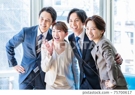 辦公室裡排隊的男女商務人士 辦公室裡排隊的男女商務人士 75700617