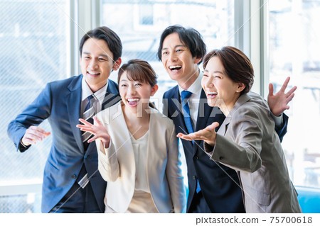 辦公室裡排隊的男女商務人士 辦公室裡排隊的男女商務人士 75700618