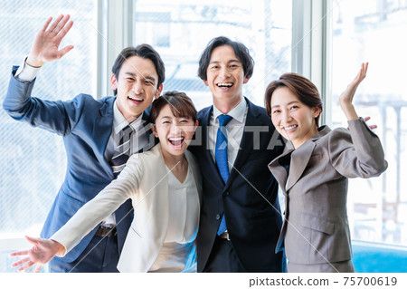 辦公室裡排隊的男女商務人士 辦公室裡排隊的男女商務人士 75700619