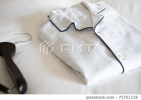 睡衣和酒店床上的衣架 75701138