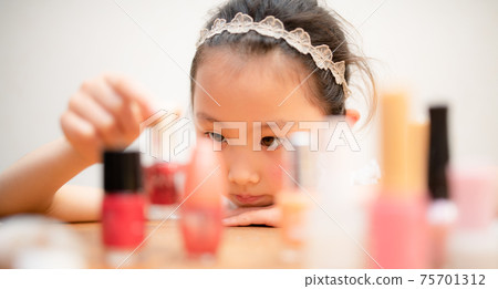 女孩撿化妝品 75701312