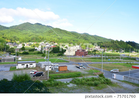 2020年夏季，從三里鐵路里亞斯線從坂里站到釜石站的火車窗外景色 75701760