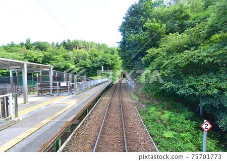 2020年夏季，從三里鐵路里亞斯線從坂里站到釜石站的火車窗外景色 75701773