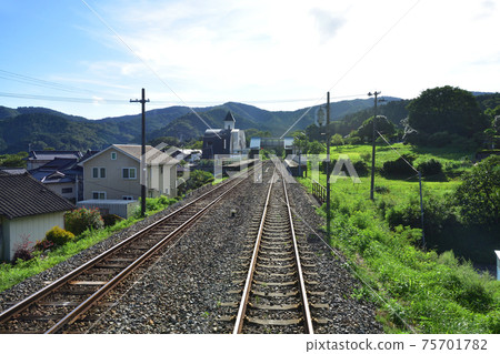 2020年夏季,從三里鐵路里亞斯線從坂里站到釜石站的火車窗外景色 2020年夏季,從三里鐵路里亞斯線從坂里站到釜石站的火車窗外景色 75701782