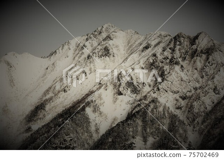 西hot高岳在白雪皚皚的風景 西hot高岳在白雪皚皚的風景 75702469