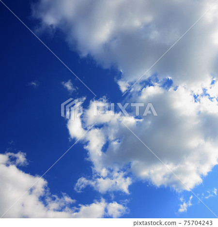 A blue sky with lots of white clouds of different sizes 75704243
