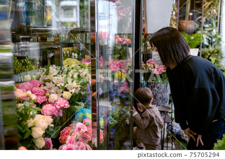 Image of a flower shop for parents and children who choose flowers 75705294