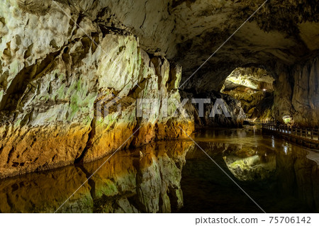 Akiyoshido: Scenery reflected in the water Akiyoshido: Scenery reflected in the water 75706142