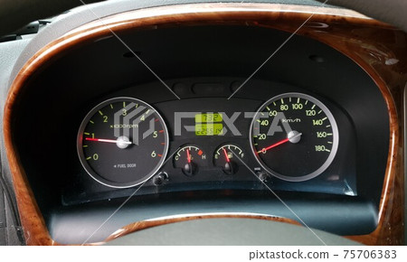Dashboard of an old car 75706383
