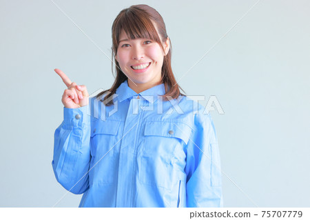指著制服的pose_woman 75707779