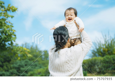 Mom and baby playing in the park Mom and baby playing in the park 75707935