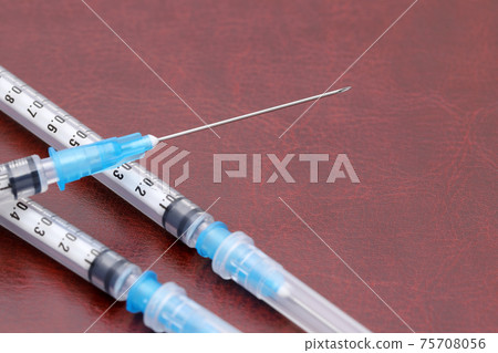 Syringe  75708056