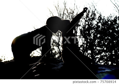 男孩剪影(指向) 男孩剪影(指向) 75708914