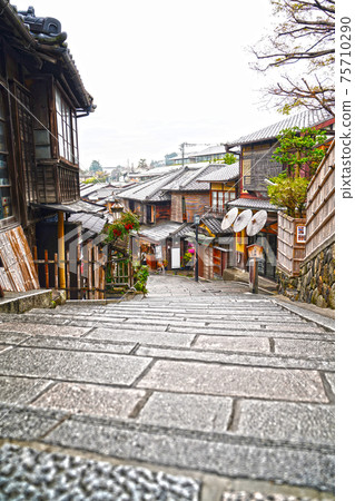 《Kyoto Prefecture》 The approach to Kiyomizu-dera, Ninen-zaka in the rain 《Kyoto Prefecture》 The approach to Kiyomizu-dera, Ninen-zaka in the rain 75710290