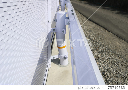 護欄梁背面的支柱變形 75710383