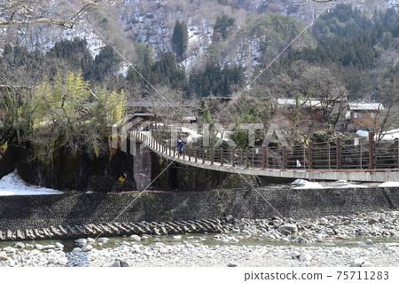 白川鄉德愛大橋(岐阜縣小野郡白川村) 白川鄉德愛大橋(岐阜縣小野郡白川村) 75711283